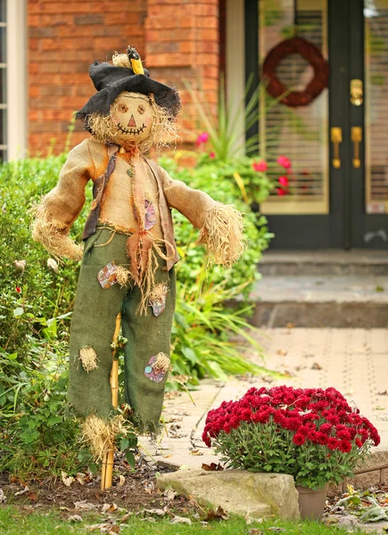 Scarecrow in front of house — Stock Photo, Image