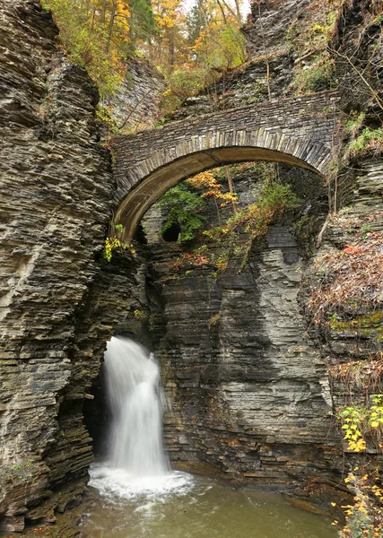 Cascada bajo el puente de centinela en Watkins Glen Park NY —  Fotos de Stock