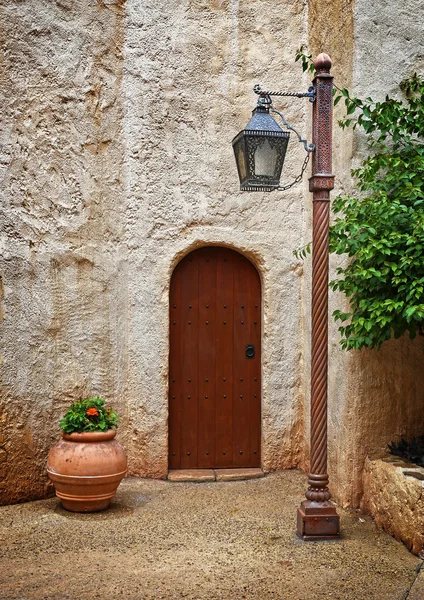 Porte d'entrée dans une maison d'entrée — Photo