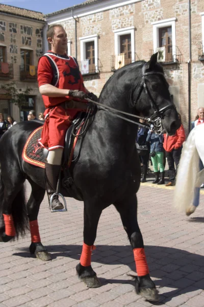 Рыцари на конях, средневековые фестивали Oropesa, Толедо, Испания — стоковое фото