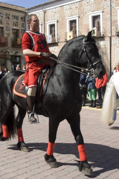 Şövalyeler at sırtında, Ortaçağ Festival oropesa, toledo, İspanya — Stok fotoğraf