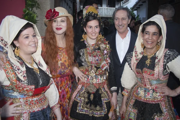 Designer de moda Roberto Torretta e cantora e atriz Argentina, Nacha Guevara, com mulheres em ternos Lagartera — Fotografia de Stock