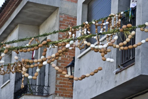 Domingo de Páscoa, a cadeia das cascas de ovos, Montesclaros, Toledo — Fotografia de Stock