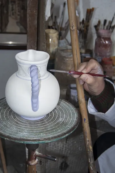 Artigiano vasaio pittura una brocca — Foto Stock