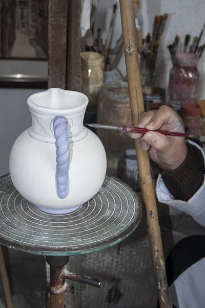 Artesano alfarero pintando una jarra —  Fotos de Stock