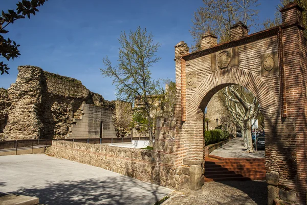 Городская стена и ворота Seville, Talavera de la Reina, Toledo, Spain — стоковое фото