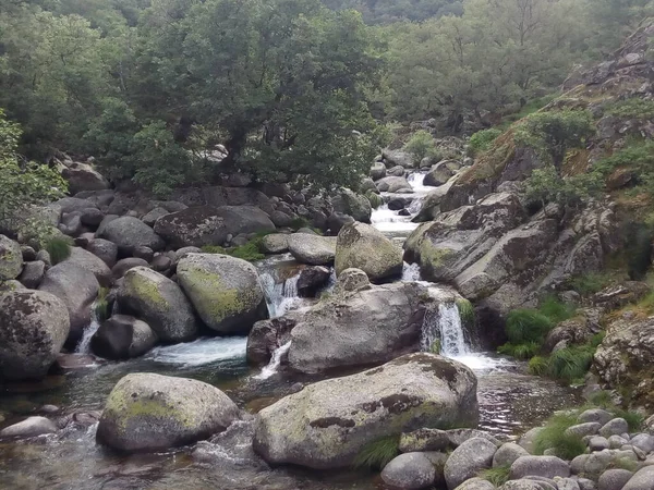 山川で美しい滝 — ストック写真