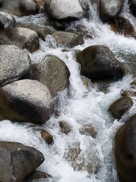 Una Cascada Las Montañas —  Fotos de Stock