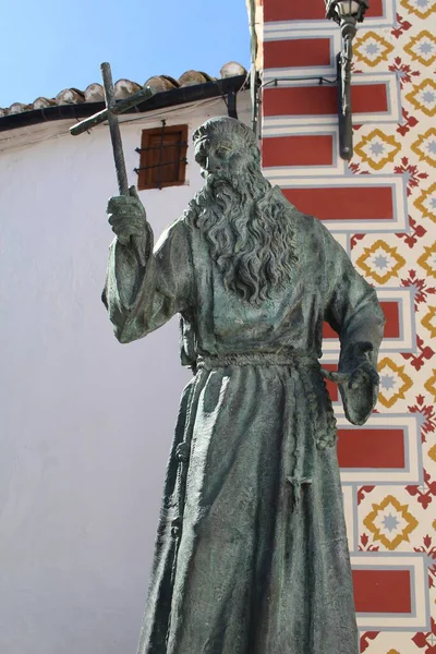 Статуя Католической Церкви Заднем Плане — стоковое фото