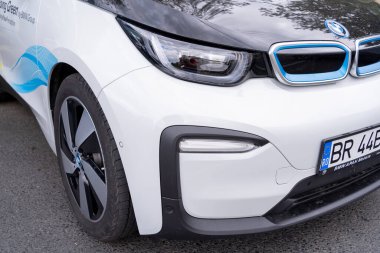 Galati, Romanya - 15 Eylül 2021 Elektrikli BMW i3 farları