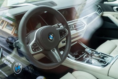Galati, Romanya - 15 Eylül 2021: Siyah 2021 BMW X5 F15 iç görünüm