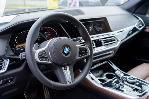 Galati, Roemenië - 15 september 2021: Zwarte 2021 BMW X5 xdrive 40d F15 — Stockfoto