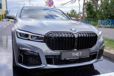 Galati, Romanya - 15 Eylül 2021: BMW 745Le xDrive petrol-elektrik prize takılı G12