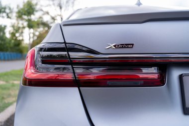 Galati, Romanya - 15 Eylül 2021: BMW 745Le xDrive petrol-elektrik prize takılı G12