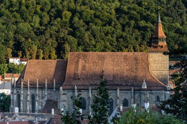 Beyaz kuleden alınan eski Romanya şehri Brasov 'un manzarası.