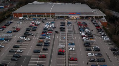 Wigan, İngiltere: 10 Mart 2022: Tesco Extra mağazası üzerindeki hava görüntüsü ve perakende parkındaki otopark.