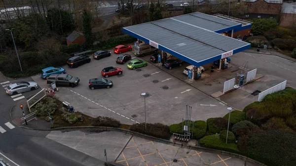 Wigan, Reino Unido: 10 de marzo de 2022: Vista aérea. Cobrar coches esperando para comprar combustible en una gasolinera Tesco mientras los conductores británicos entran en pánico comprar combustible — Foto de Stock