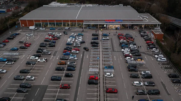 Wigan, Reino Unido: 10 de março de 2022: Imagem aérea sobre a loja Tesco Extra e parque de estacionamento no parque de varejo. — Fotografia de Stock