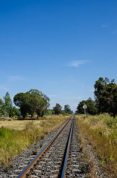 Ferrocarril y cielo azul — Foto de Stock