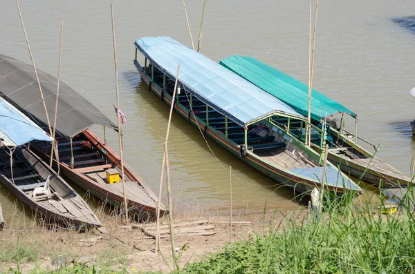 Bateaux en bois dans la rivière — Photo