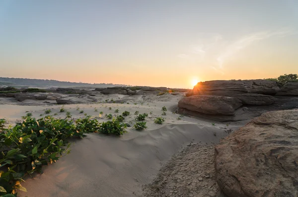 Solen i sampanbok i Mekongfloden, ubon ratchathani, thailand — Stockfoto
