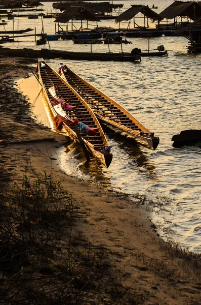 Río y barco —  Fotos de Stock