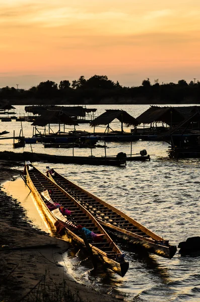 Río y barco — Foto de Stock