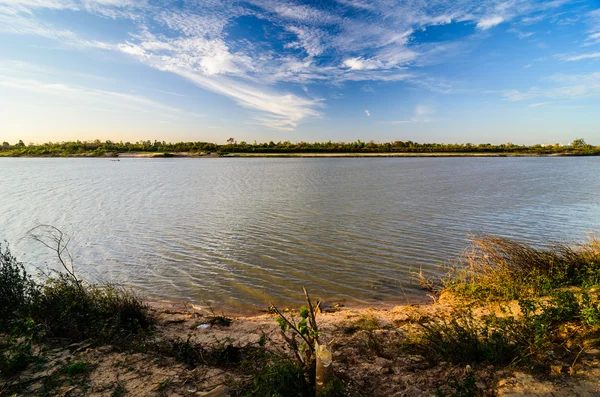 Río y cielo — Foto de Stock