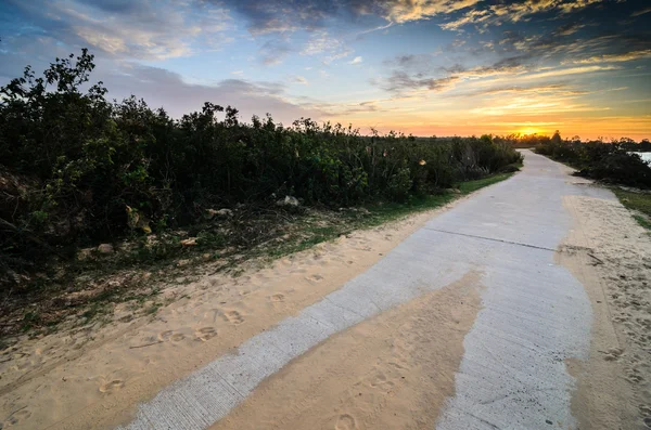 Estrada e céu ao pôr do sol — Fotografia de Stock