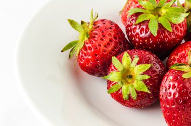 Stawberry üzerinde beyaz tabak