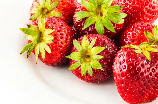 Stawberry op de witte schotel — Stockfoto