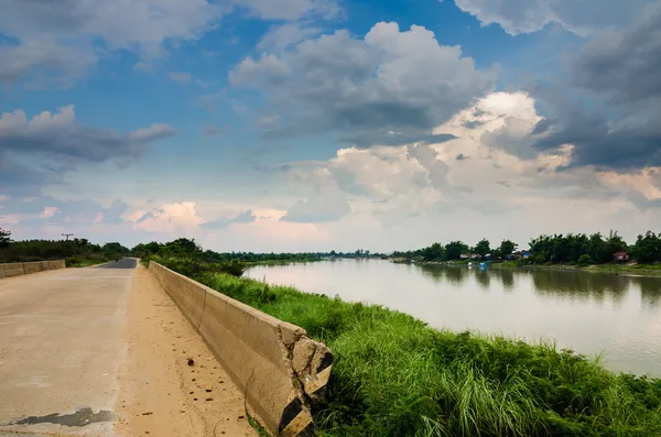 Strada e cielo in sera — Foto Stock