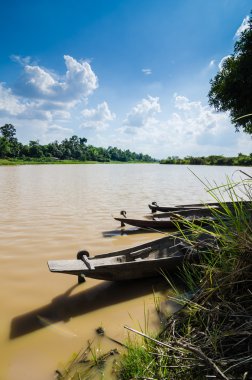 nehir tekne ve gökyüzü