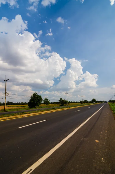 Straße und Himmel — Stockfoto