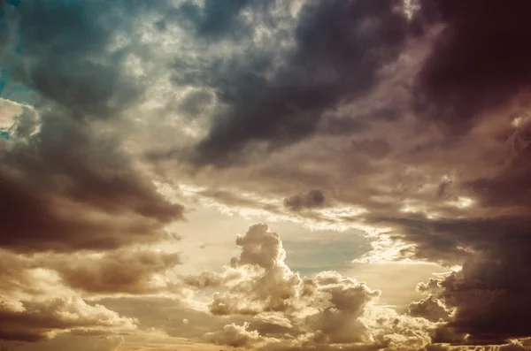 Хмарний пейзаж у природі вінтажний — стокове фото