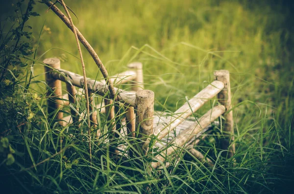 Cadeiras de madeira de bambu na grama vintage — Fotografia de Stock