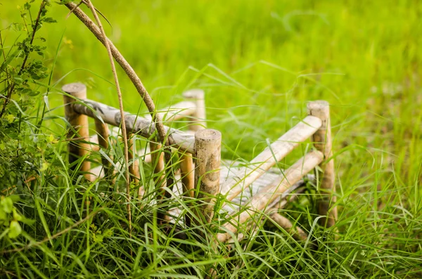 Cadeiras de madeira de bambu na grama — Fotografia de Stock