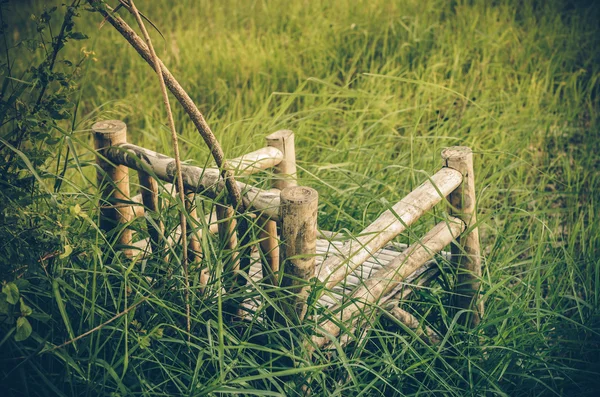 Бамбукові дерев'яні стільці на траві старовинні — стокове фото