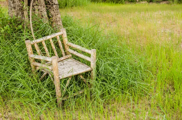 Bamboe houten stoelen op gras — Stockfoto