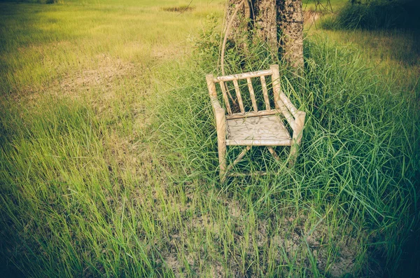 Bamboe houten stoelen op gras vintage — Stockfoto