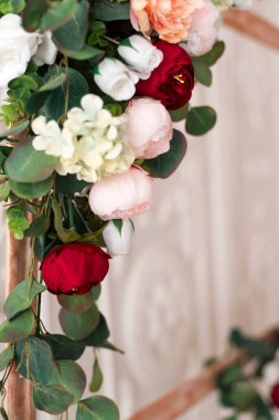 Çiçeklerle süslenmiş ahşap çerçeve, yan manzara.