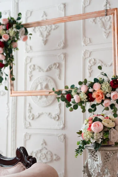 Holzrahmen Mit Künstlichen Blumen Dekoriert Hochzeitskomposition Blumen Auf Einem Ständer — Stockfoto