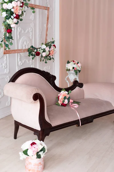 Die Geschnitzte Couch Ist Mit Blumen Dekoriert Interieur Für Ein — Stockfoto