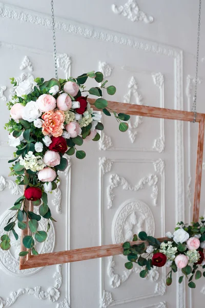 Cornice Legno Decorata Con Fiori Artificiali Composizione Del Matrimonio Fiori — Foto Stock