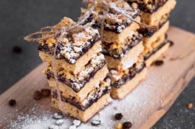 Pastanın hediye süsü. Hediye olarak turta. Gri bir masada turta.