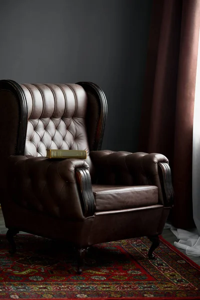Sessel Fenster Brauner Sessel Mit Wagenboden — Stockfoto