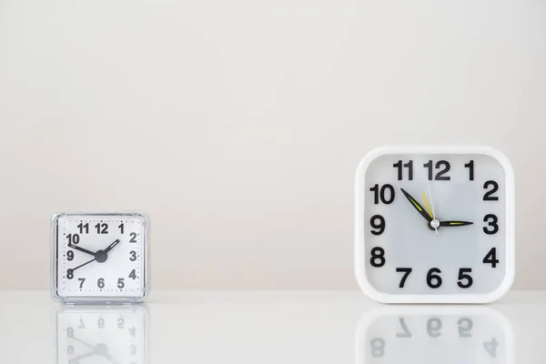 Dois Relógios Mesa Indicando Diferentes Tempos Direita Grande Relógio Esquerda — Fotografia de Stock