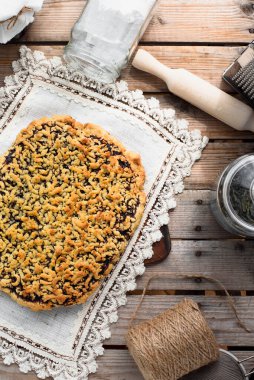 Tahta bir masada meyveli turta. Masada pasta var. yemek yapmak.