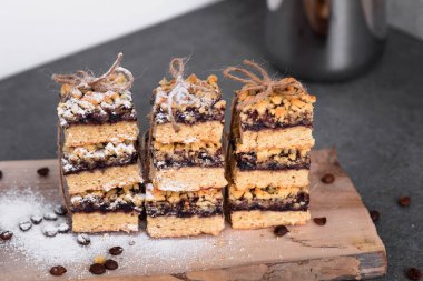 Ev yapımı pişirme. Kahve çekirdekleri ve pudra şekerli kurabiyeler. Gri bir arkaplanda.