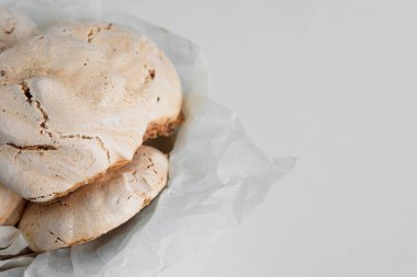 Soldaki beyaz arka planda kremalı pasta. Çikolatalı krema. Çatlaklı krema. Metin için boş boşluk.